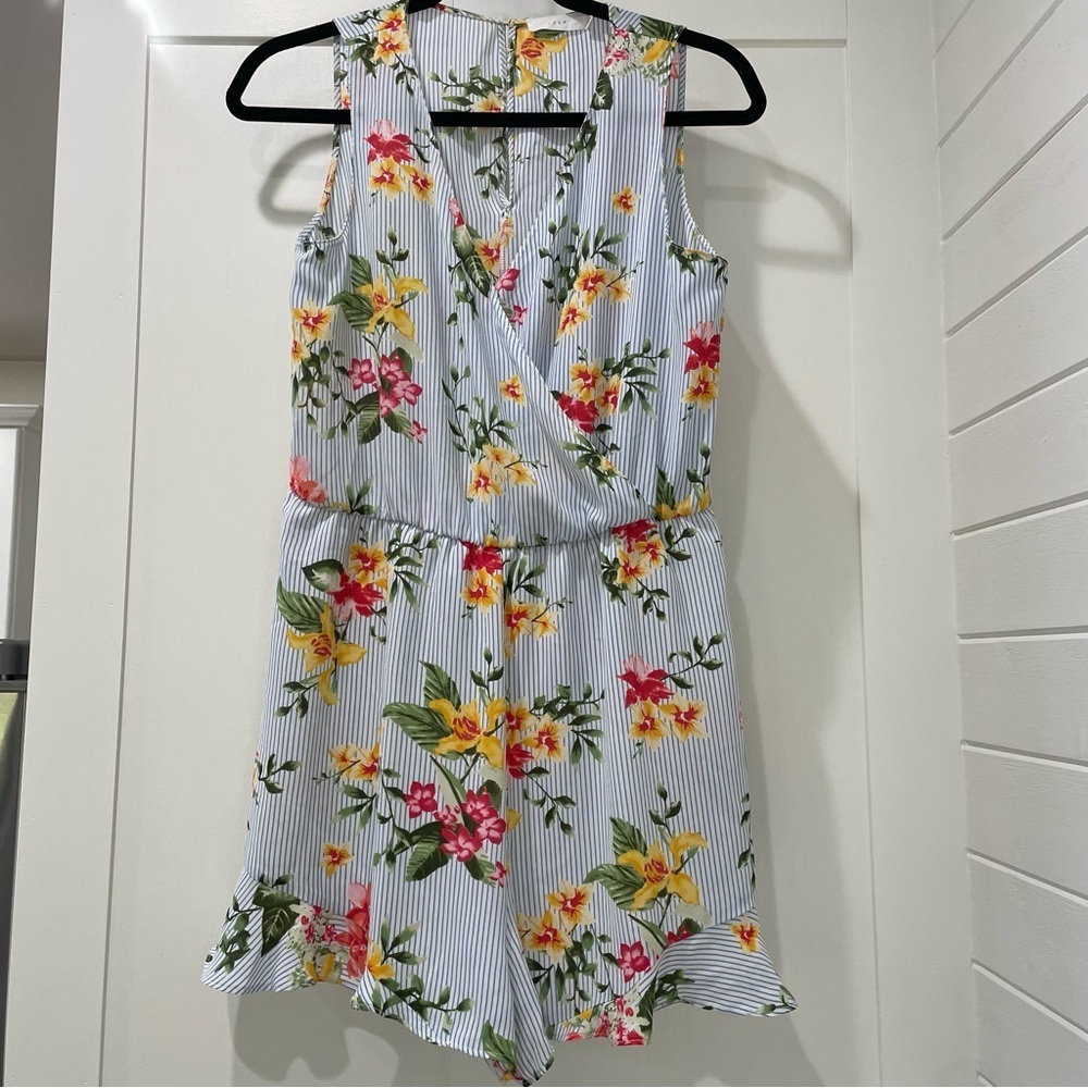 Lush Size M Floral‎ Romper